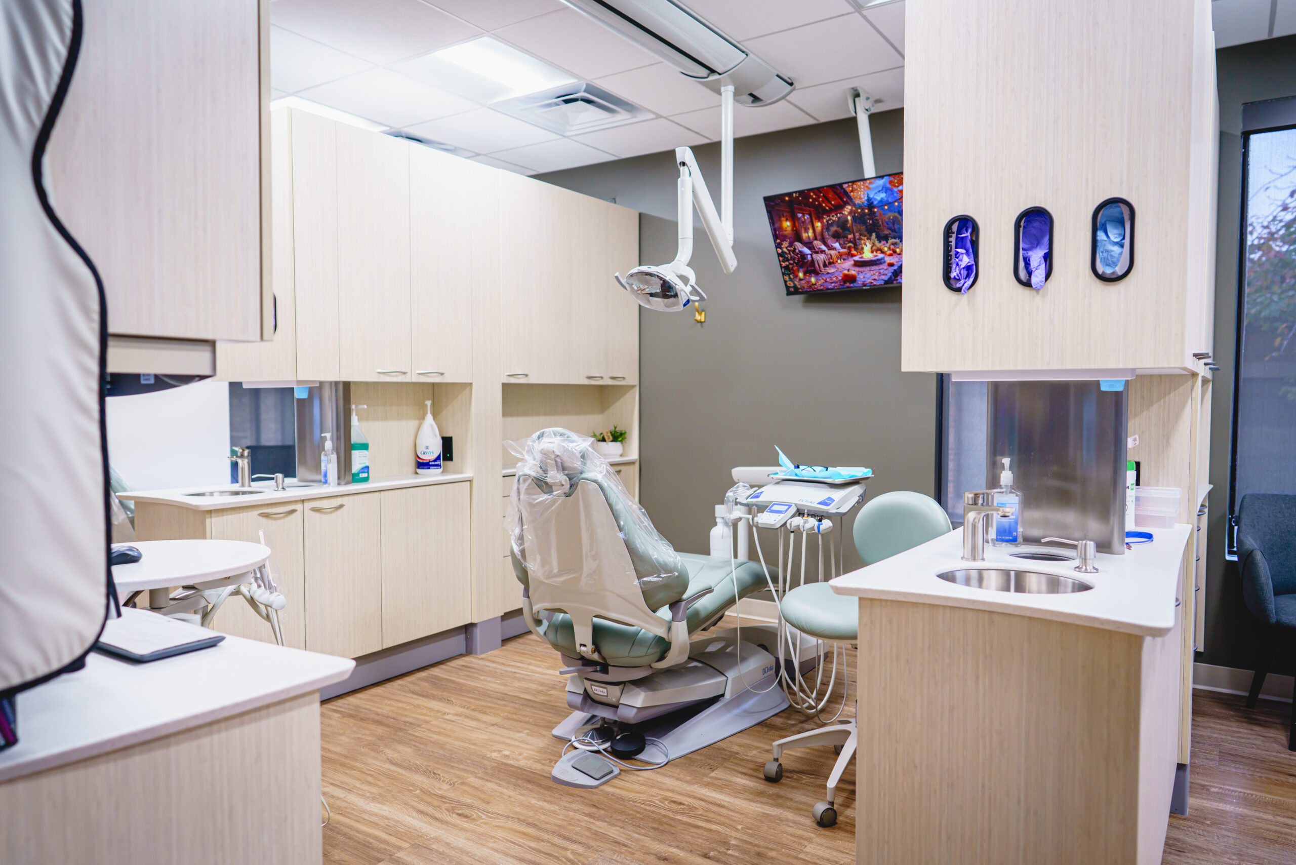 Fox Family Dentistry Dental Treatment Room 69618 Modern dental chair and equipment at Fox Family Dentistry in Springfield and Burke, VA